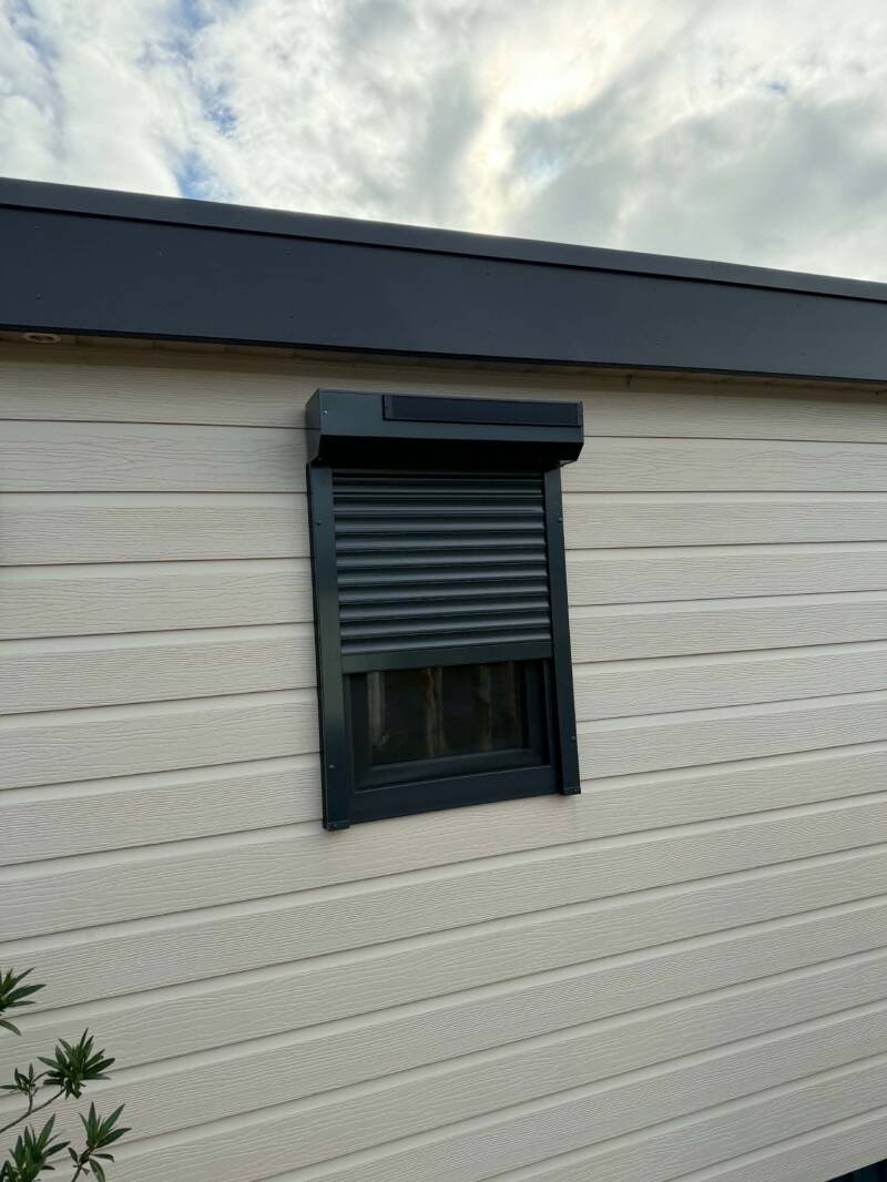 Solar rolluiken geïnstalleerd aan een stacaravan in Blankenberge door de firma Neyrinck uit Wervik