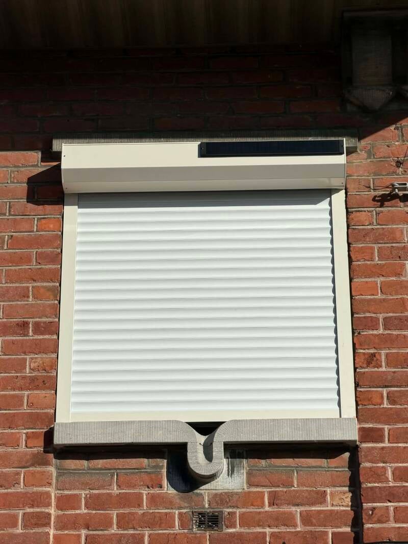 Plaatsing voorzetrolluik op zonne-energie in Wervik / Vlaanderen door Firma Neyrinck