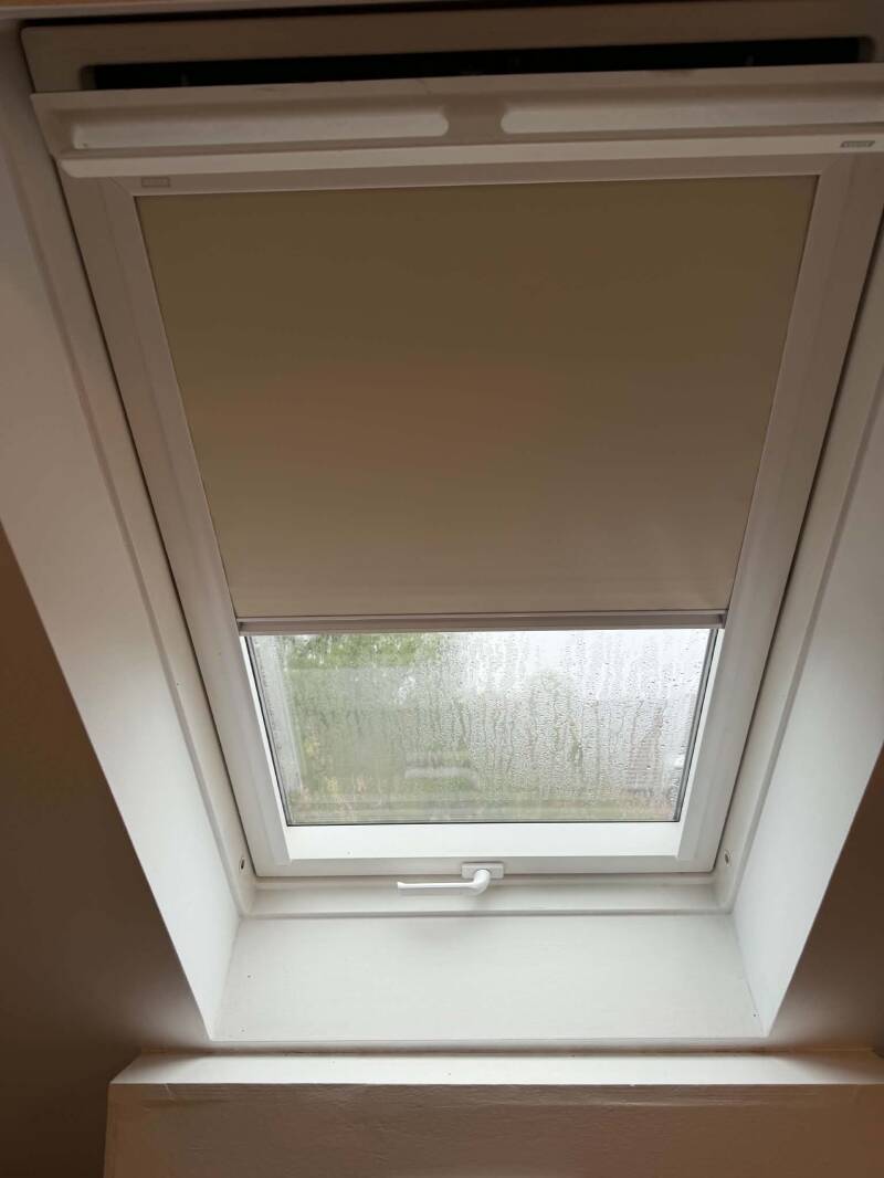 Installatie van een VELUX verduisterend binnengordijn in Lauwe | firma Neyrinck uit Wervik 