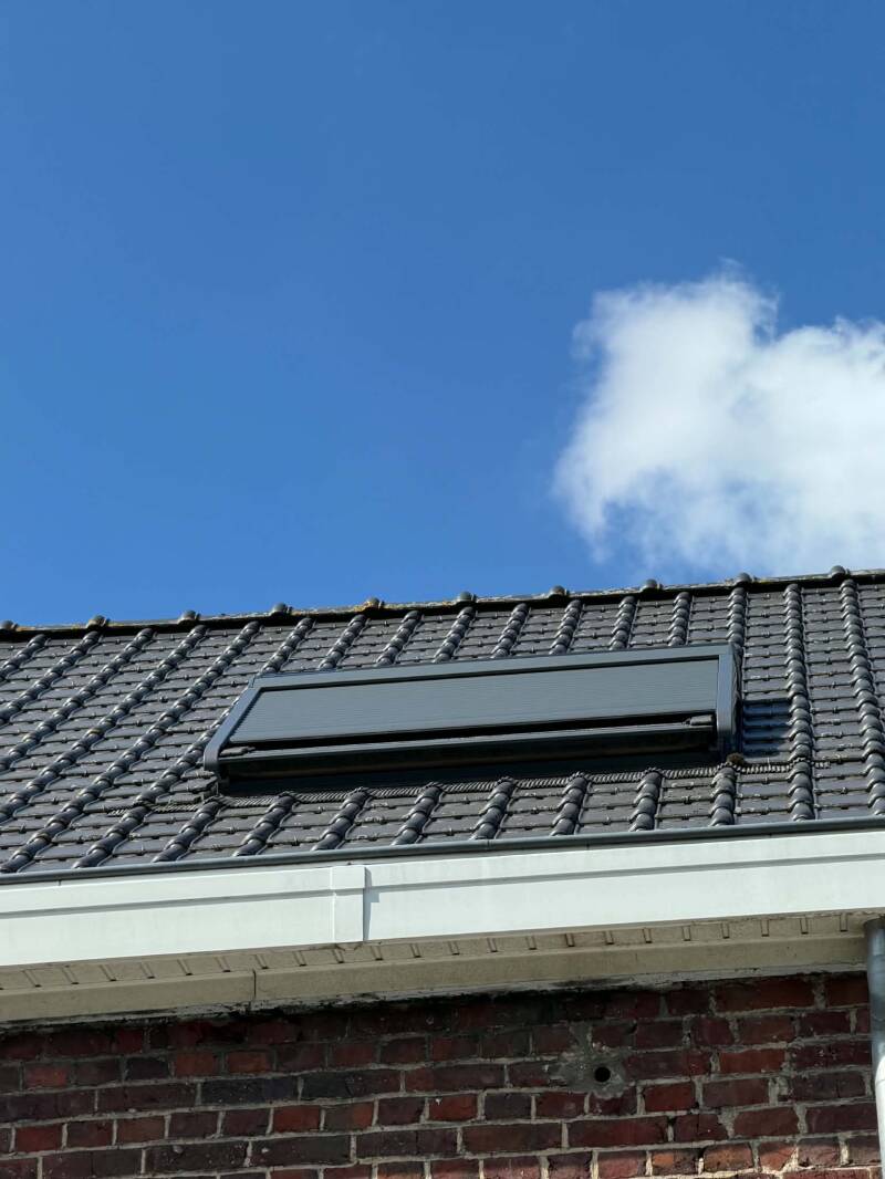 Bij deze klant plaatste de firma Neyrinck uit Wervik voorzetrolluiken en Velux rolluilen