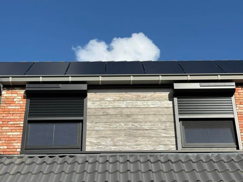 Installatie schuifhor en voorzetrolluiken op zonne-energie in Sint-Juliaan door firma Neyrinck