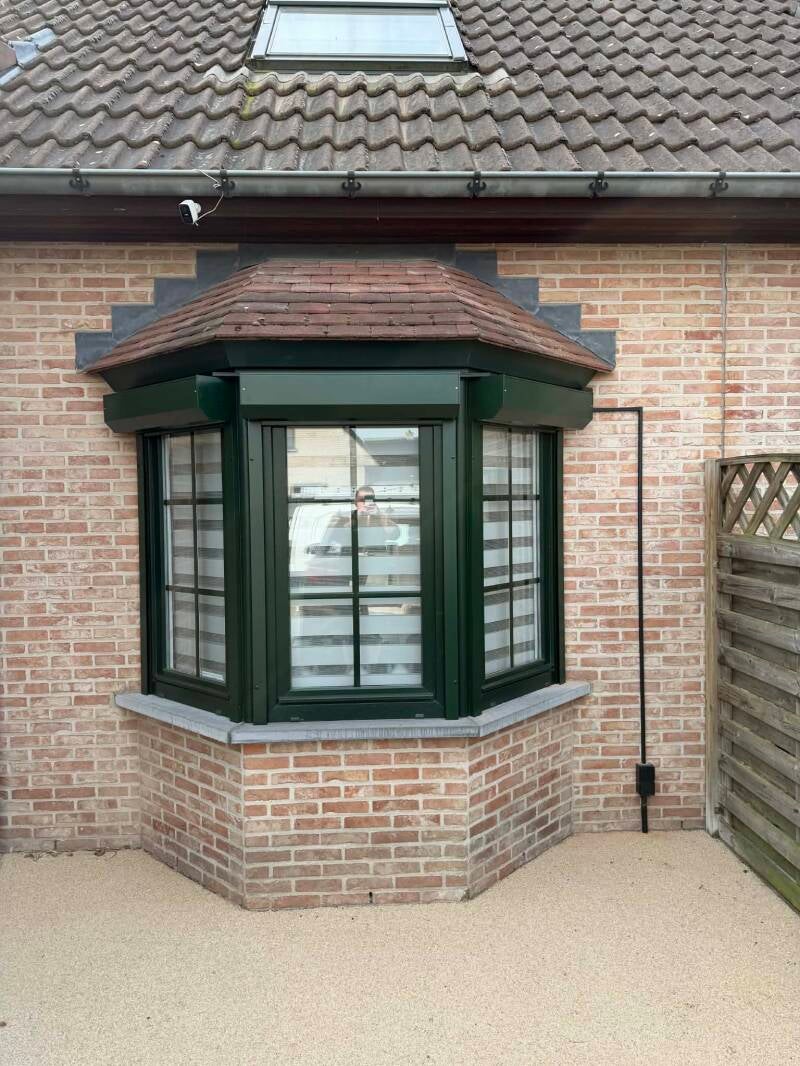 Aluminium voorzetrolluiken op maat in RAL kleur geplaatst in Geluwe/West-Vlaanderen door de Firma Neyrinck