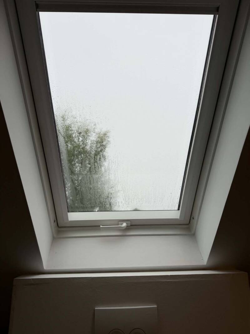 Installatie van een VELUX verduisterend binnengordijn in Lauwe | Firma Neyrinck uit Wervik