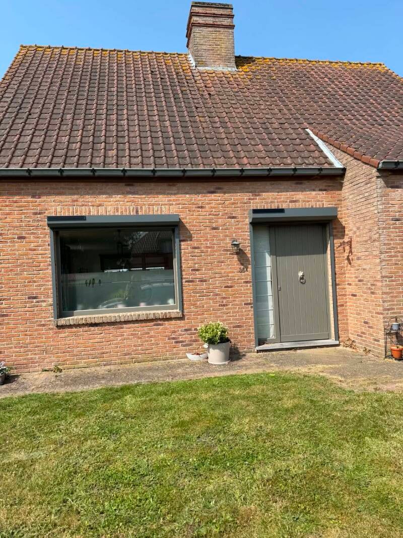  Installatie van 5 rolluiken op zonne-energie in Hollebeke| Firma Neyrinck uit Wervik