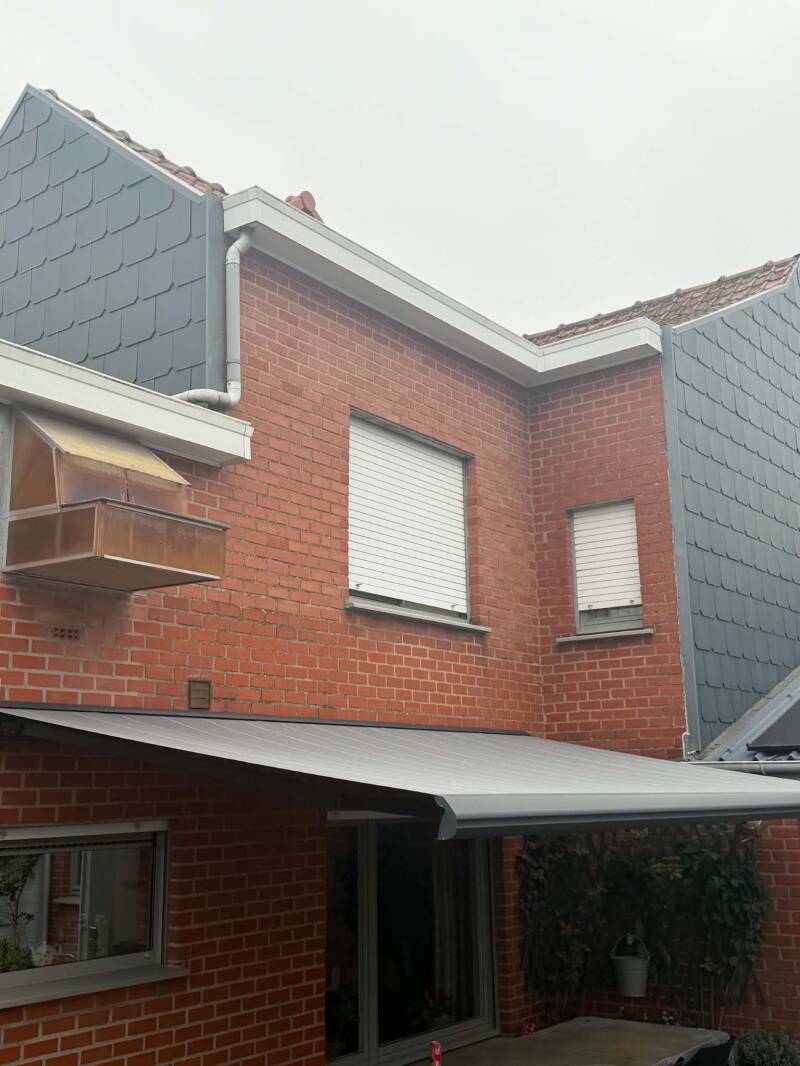 Installatie van een terrasscherm voor elektrische bediening in Wervik | Firma Neyrinck 