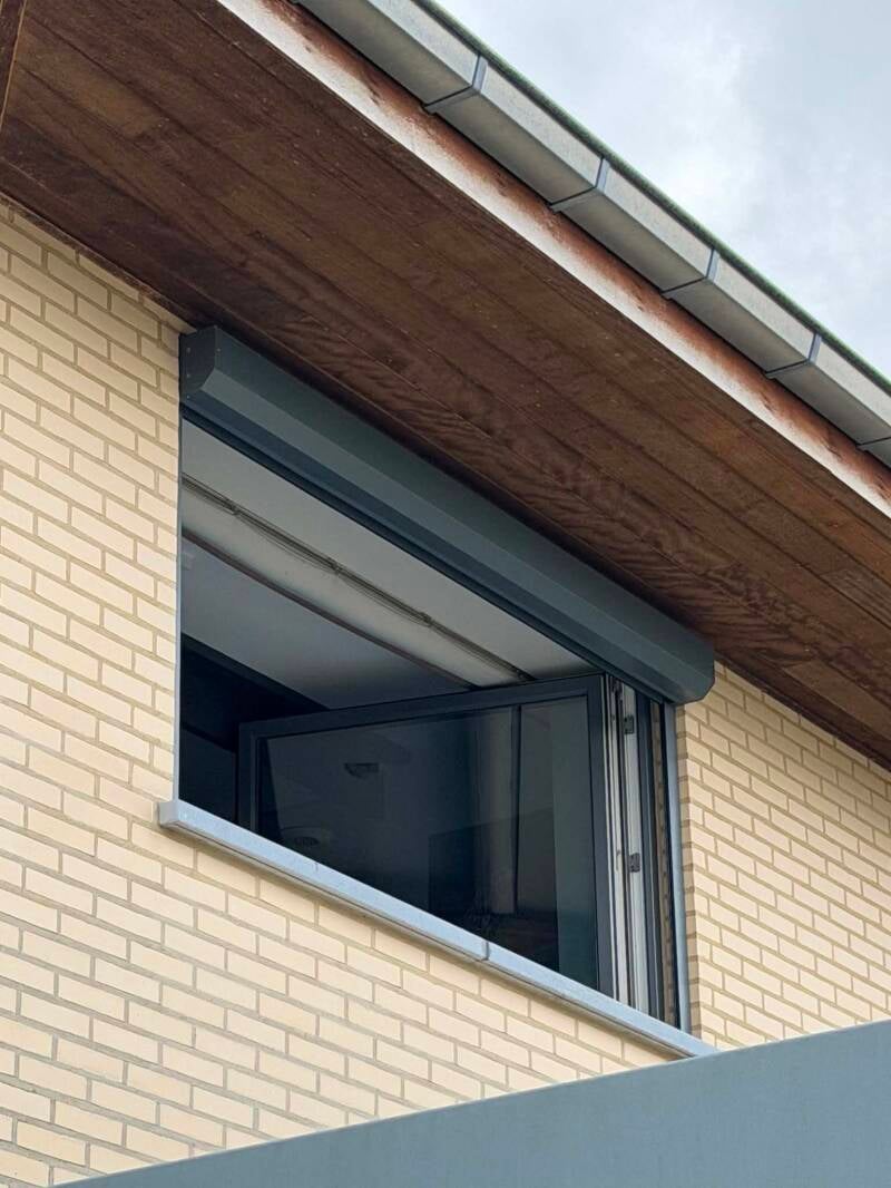 Voorzetrolluiken geplaatst door de Firma Neyrinck in Ooigem/West-Vlaanderen