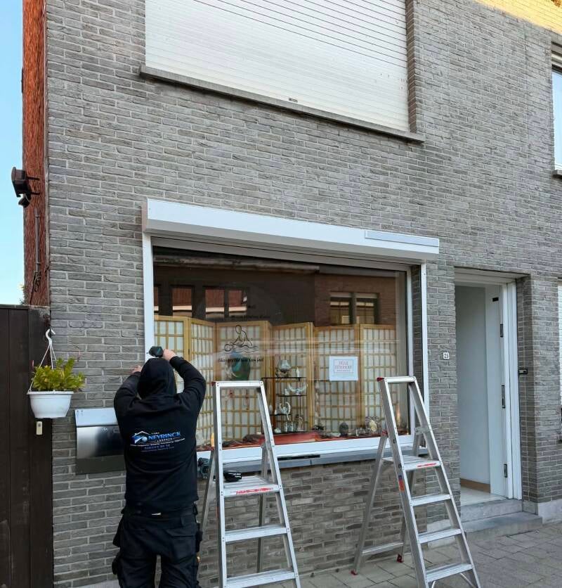 Installatie voorzetrolluik op zonne-energie in Gits| firma Neyrinck uit Wervik 