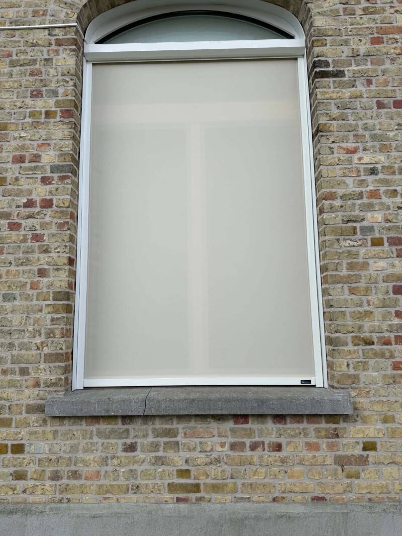 Elektrische screens geïnstalleerd in Westouter door Firma Neyrinck uit Wervik
