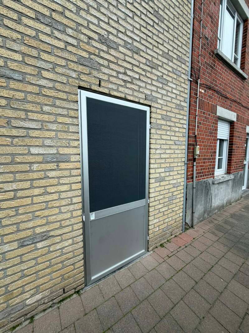 Professionele installatie van een hordeur in Wervik door firma Neyrinck