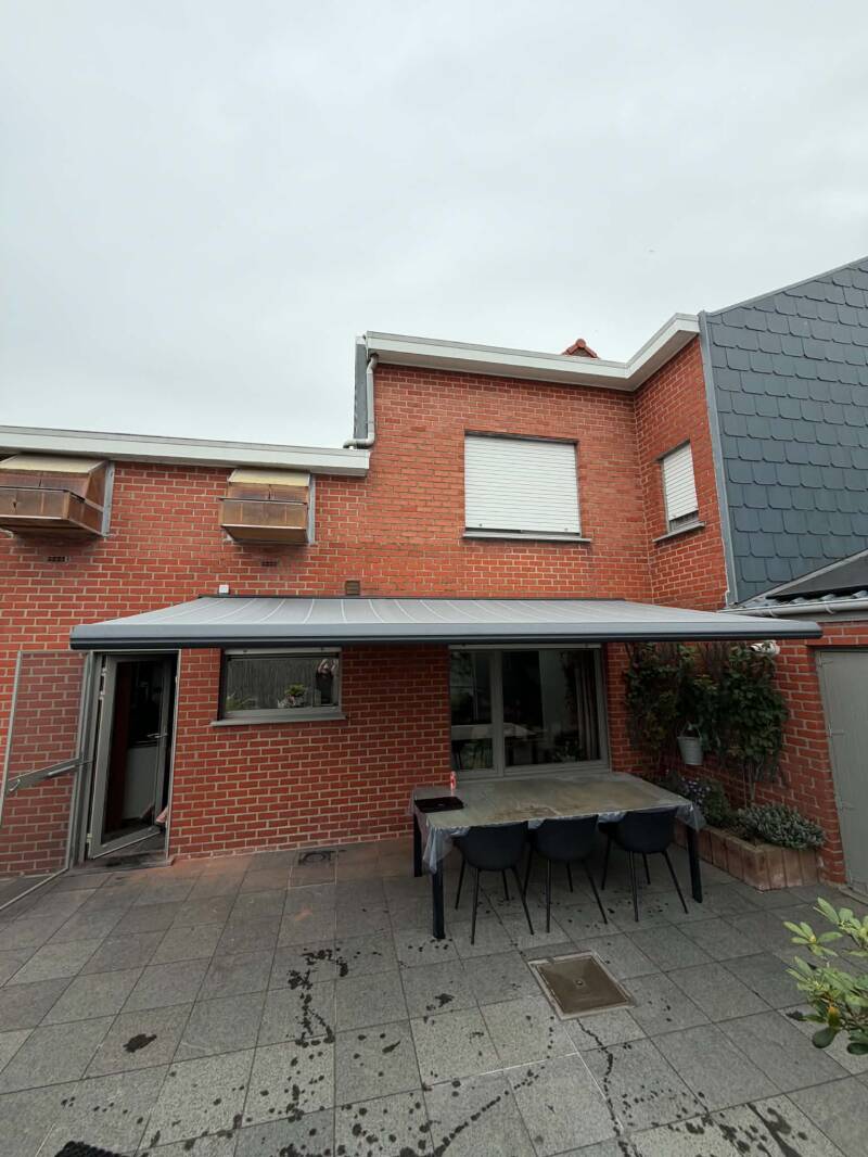 Installatie van een terrasscherm voor elektrische bediening in Wervik | Firma Neyrinck 