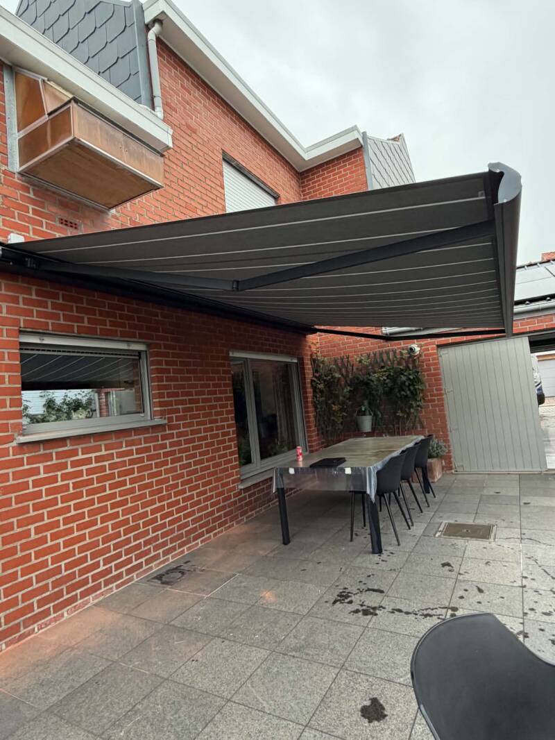 Installatie van een terrasscherm voor elektrische bediening in Wervik | Firma Neyrinck 
