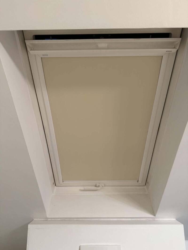 Installatie van een VELUX verduisterend binnengordijn in Lauwe | Firma Neyrinck uit Wervik 