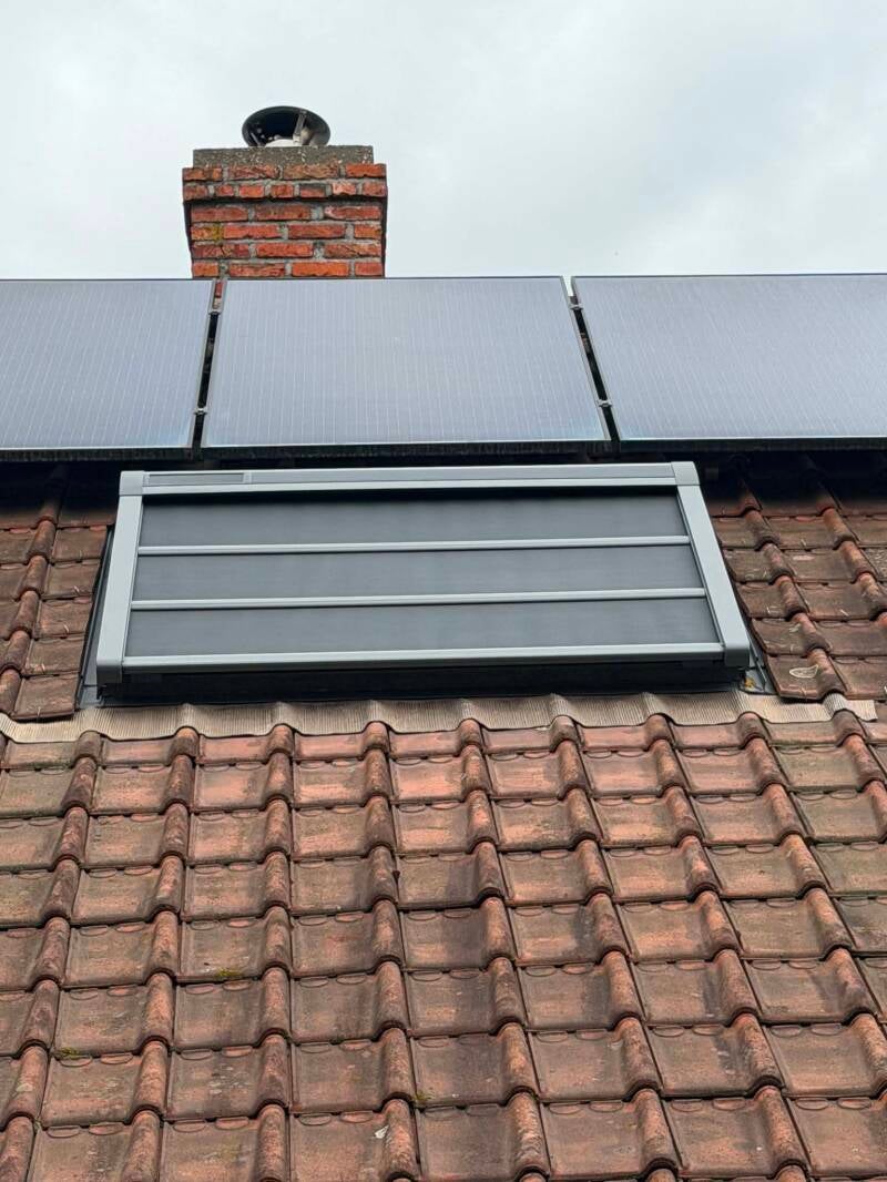 Installatie VELUX verduisterende buitenste zonnescherm op zonne-energie in Diksmuide door firma Neyrinck uit Wervik 