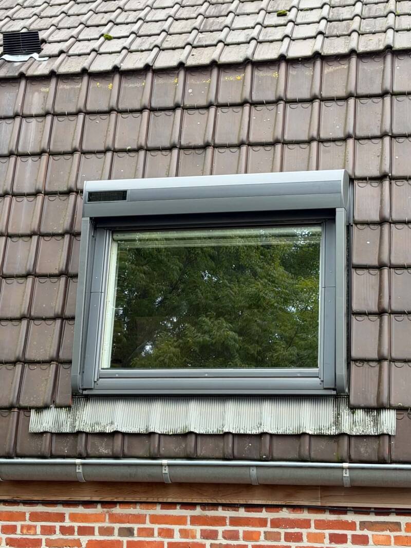 Installatie van Velux rolluiken op zonne-energie in Wervik door firma Neyrinck
