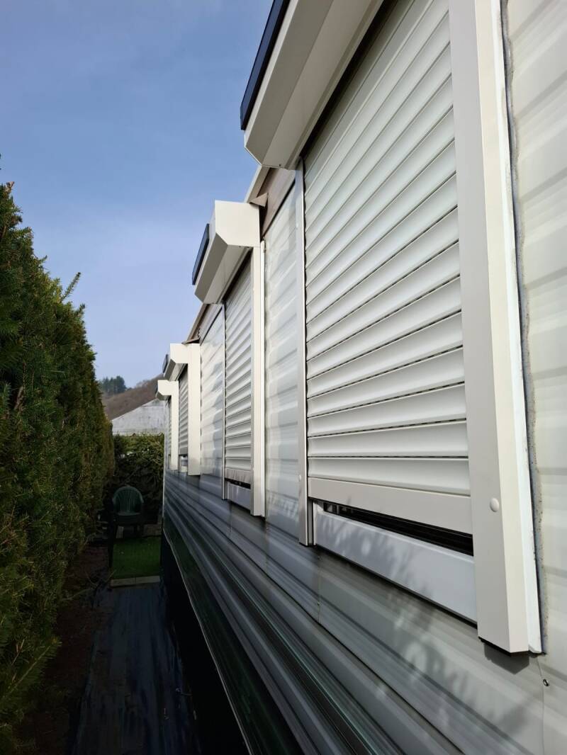 Plaatsing Solar voorzetrolluik op stacaravan in de Ardennen /Rendeux door Firma Neyrinck