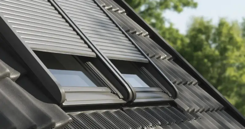 Velux rolluiken op zonne-energie geïnstalleerd in Beselare door Firma Neyrinck uit Wervik 