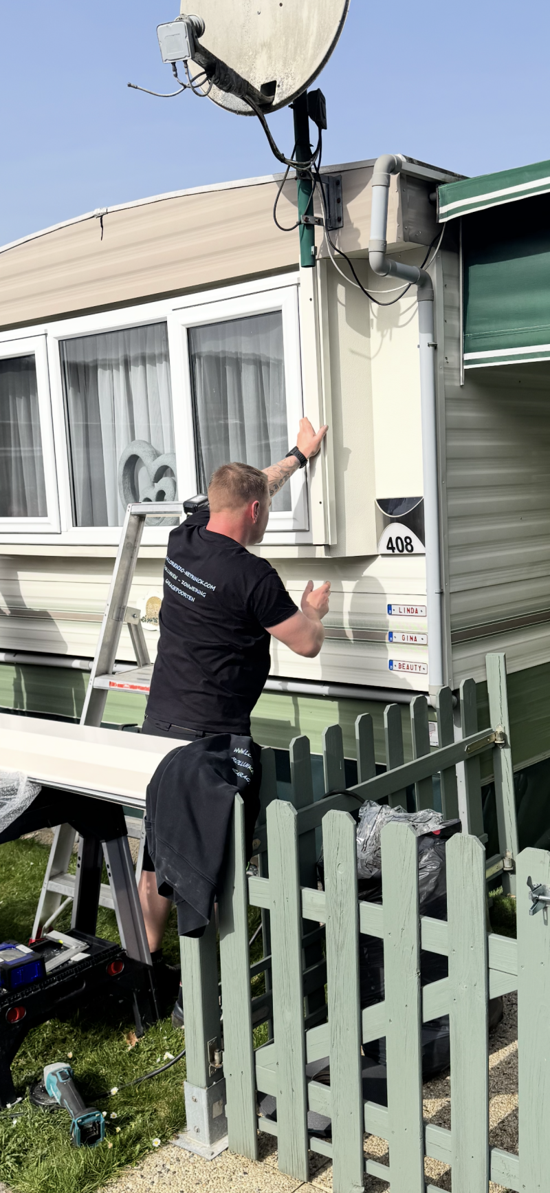 Zaakvoerder plaatst rolluiken op zonne-energie aan caravans in Belgie/ Firma Neyrinck