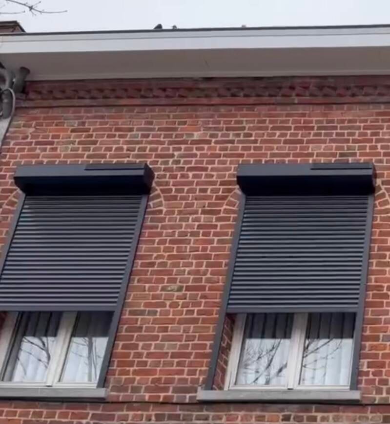 Installatie van rolluiken op zonne-energie voor deze handelszaak in Geluwe | firma Neyrinck uit Wervik 