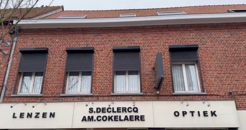 Plaatsen op maat gemaatke rolluiken op zonne-energie voor een handelszaak in Geluwe door Firma Neyrinck