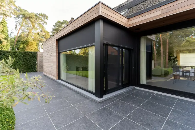 Screen in Oostduinkerke geplaatst door Firma Neyrinck uit Wervik