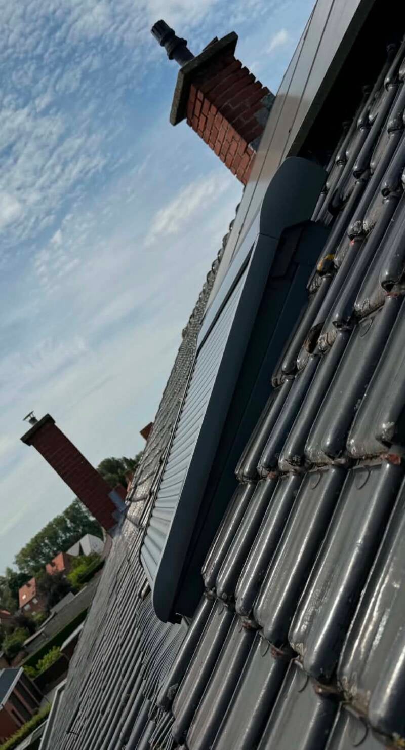 Velux rolluik op zonne-energie geplaatst in Sint Juliaan door Firma Neyrinck uit Wervik