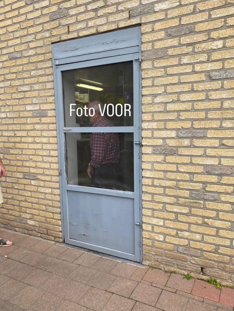 vervangen van kapotte hordeur door een nieuwe hordeur met petscreen en vast paneel onderaan door firma Neyrinck uit Wervik
