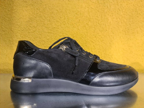 sneaker G