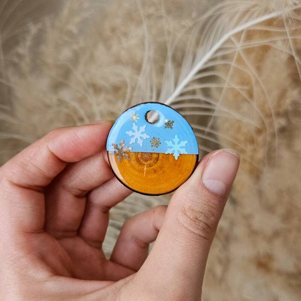 Tag lichtblauw met sneeuwvlokjes 3,5cm°