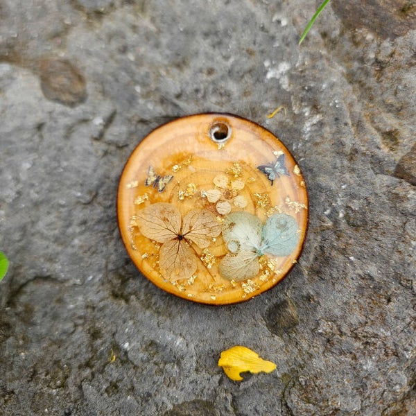 Tag lichtblauwe en beige bloemen en vlinder°