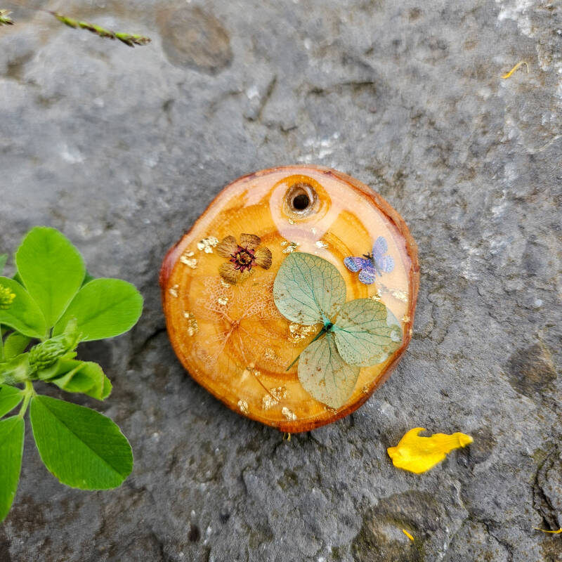 Tag lichtblauwe bloem en vlinder°