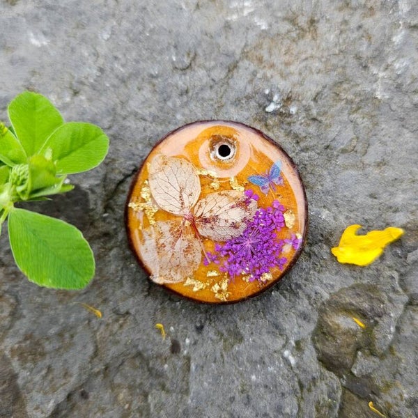 Tag paarse bloem en vlinder°