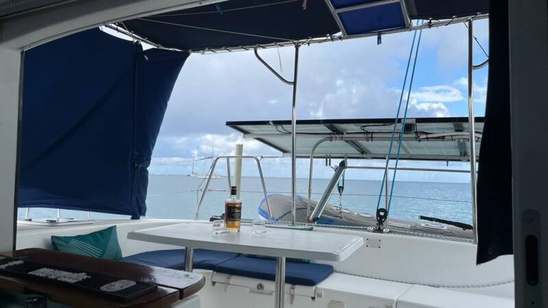 cockpit et panneaux solaire lagoon 380 de 2004