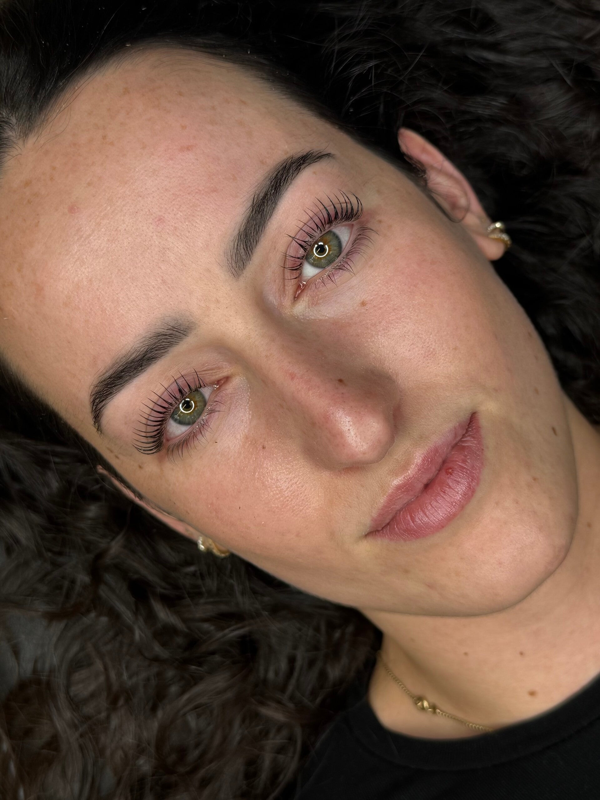 Wenkbrauwen en wimpers bij Studio Ainsley.