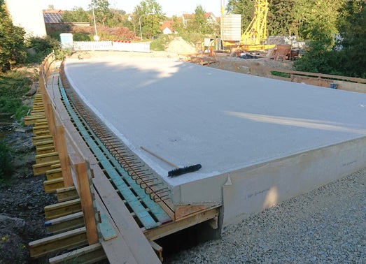 Brückenbauwerk in Massivbauweise über die Pfettrach bei Landshut