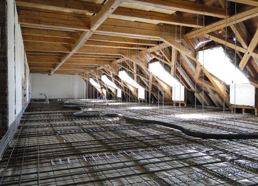 Verstärkung einer bestehenden Holzbalkendecke mit dem Holzbetonverbund-System (HBV) - Umbau Kloster Mallersdorf