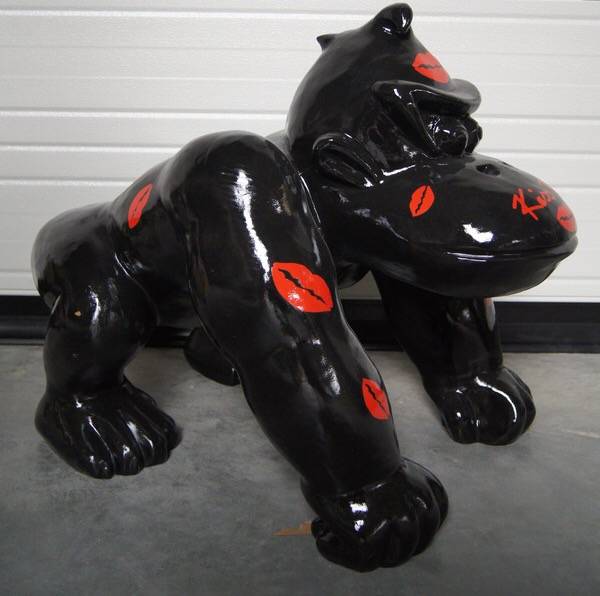 DAP85  Jungle Gorilla apen op 4 poten polyester wit of zwart kiss me 85 cm