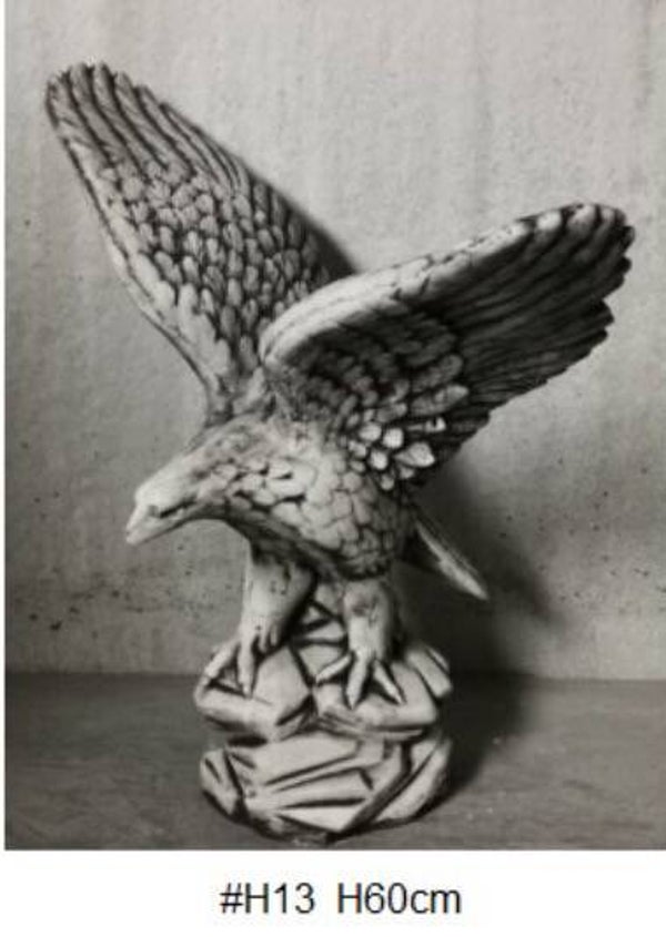 H13 Beton aren open vleugels op rots H60 cm