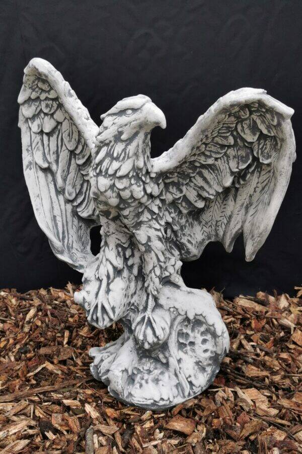 Beton Arend open vleugels op rots 60 cm