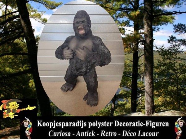 agressive aap handen aan borst 45 x 65 cm