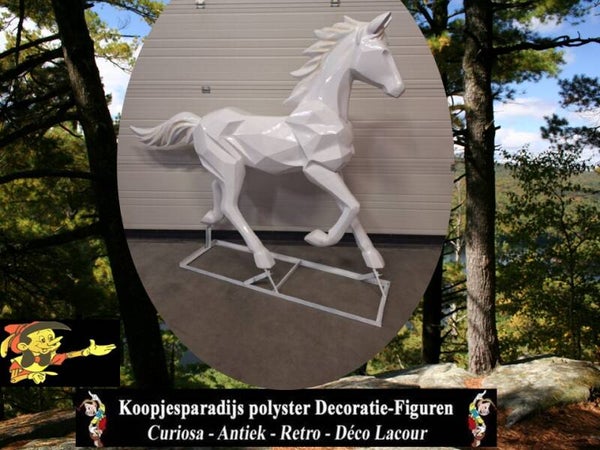 origami paard lopend op standard wit laminaat 152 x 196 x 42cm