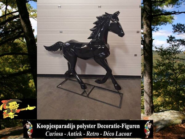 origami paard lopend op standard zwart laminaat 152 x 196 x 42cm