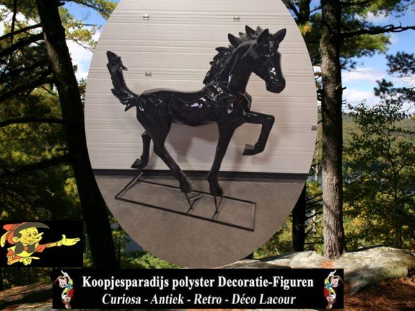 origami paard dravend op standard zwart laminaat 152 x 196 x 42cm