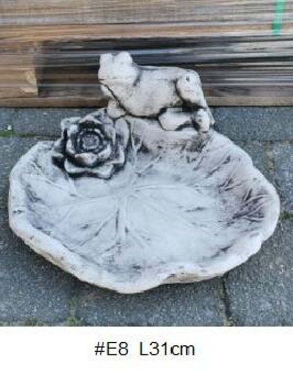 G52 Beton schaal met roos en liggende kikker L31 cm
