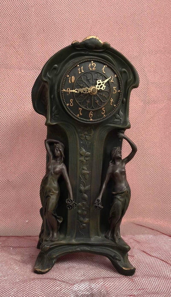 DK40 Antieken klok met twee bronzen Dames 40 vm