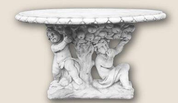 Tafel beton ovaal met twee Engels bij appelboom  150 cm