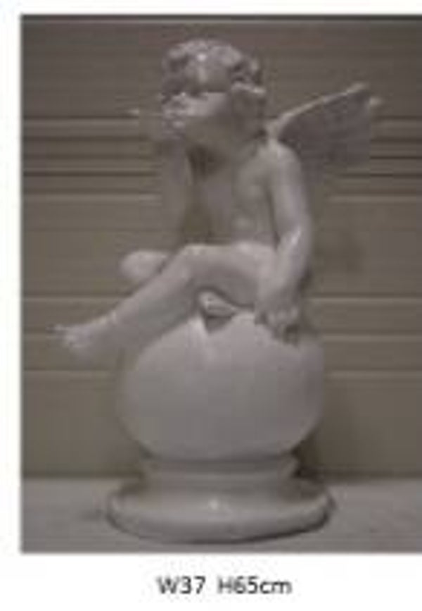 W37 Engel op bol blaast kusjes 65 cm