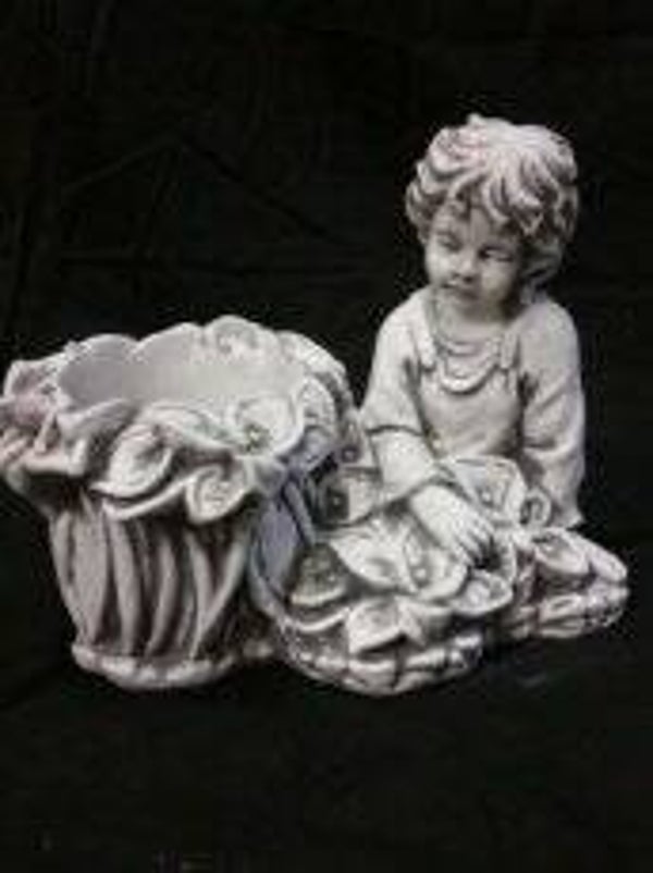 C87 Beton jongen zit bij planter 30 cm