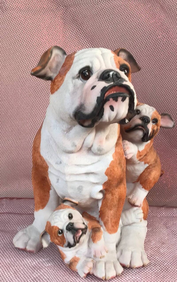 DHB129 Buldog hondje met puppy’s polyester résine 30 cm