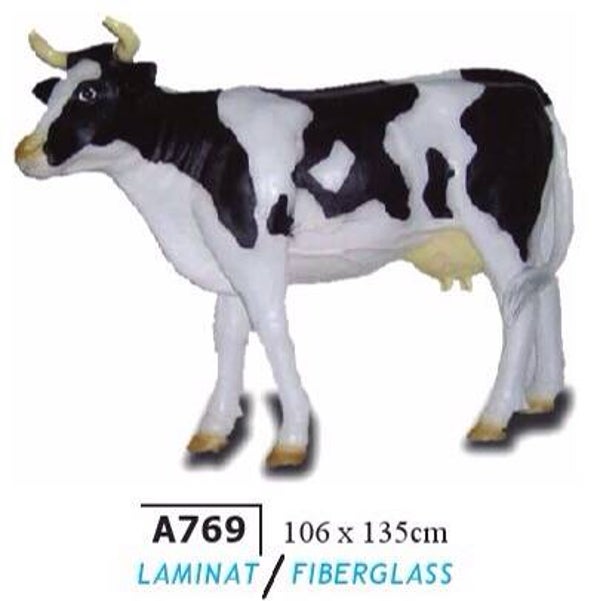 A769 koe staand polyester résine 106 x 135 cm