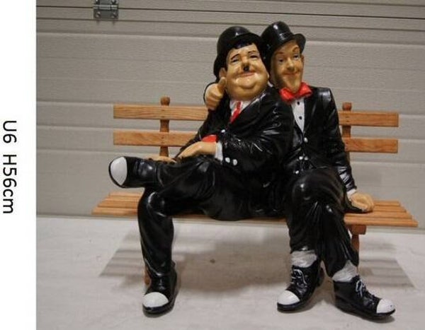 DDB7 curiosa LAUREL EN HARDY OP BANK U6 70 X 90 CM